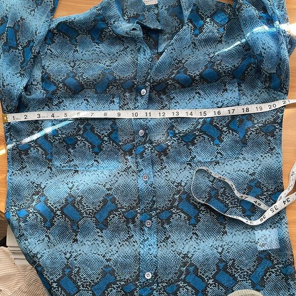 Equipment Femme 100% Silk Sheer Blue Snake Skin Print Button Down Blouse Size S - Picture 9 of 10